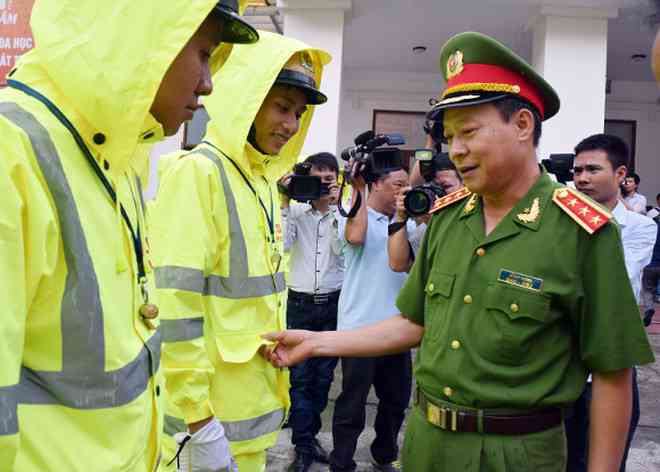 Thống nhất mẫu áo mưa mới cho CSGT Hà Nội ảnh 2