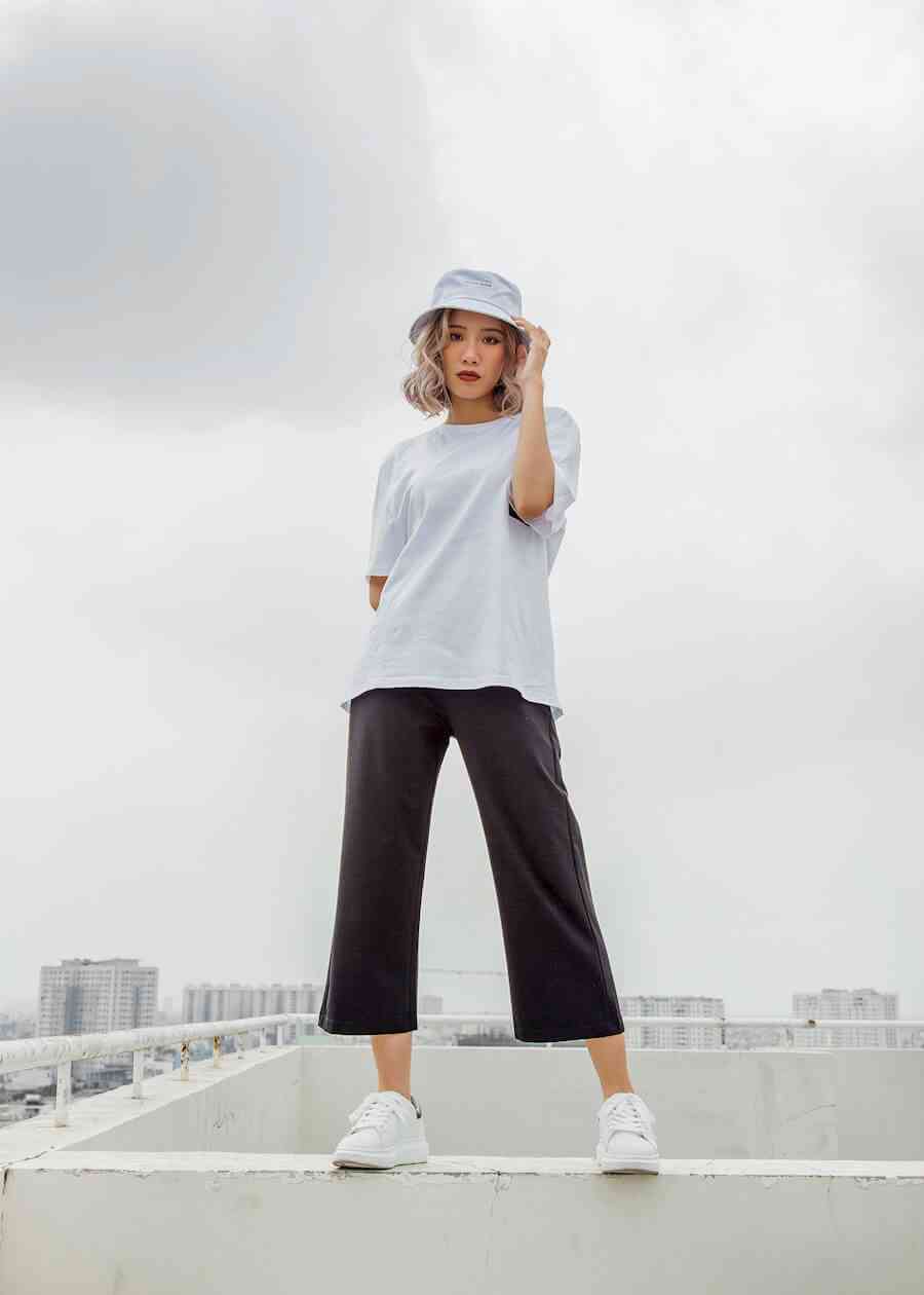 Basic nhưng đậm chất street style với áo thun trắng, quần lửng ống rộng và giày thể thao