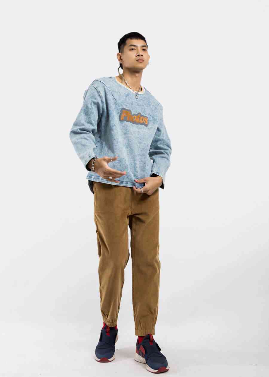 Sự kết hợp giữa sweatshirt in họa tiết + jogger kaki và giày snearker