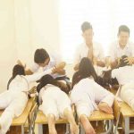 Nhóm nữ sinh mặc áo dài tạo dáng phản cảm trên người bạn nam