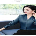 Áo sơ mi cổ chữ V vải lụa dài tay