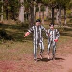 Dân mạng tranh cãi gay gắt về cặp đôi Sài Gòn mặc áo tù chụp ảnh cưới, đặt tên album là ‘Tù chung thân’