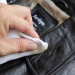 Vệ sinh áo da lộn sẽ không còn là nỗi ám ảnh nếu biết cách này