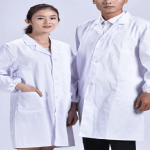 Áo blouse trắng dược sĩ thể hiện sự chuyên nghiệp của hiệu thuốc