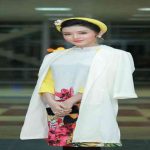 Cách phối áo khoác với áo dài truyền thống đẹp cho bạn gái