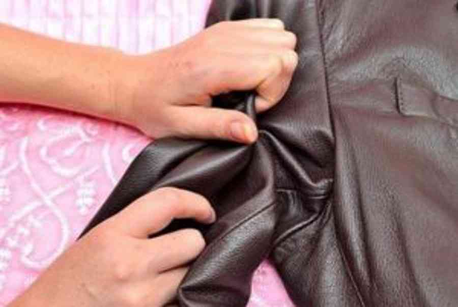Xử lý áo da bị rách tại nhà đơn giản | Thoitrangviet247