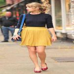 Chân váy màu vàng kết hợp với áo màu gì để chuẩn fashionista