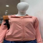 Nên mua áo chống nắng ở chợ hay hàng chính hãng?