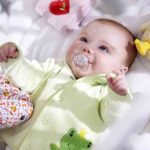 Mặc đồ cho trẻ sơ sinh mùa đông: Như thế nào là đủ ấm?