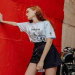 Giải đáp câu hỏi: Chân váy đen mặc với áo gì trở nên sành điệu?