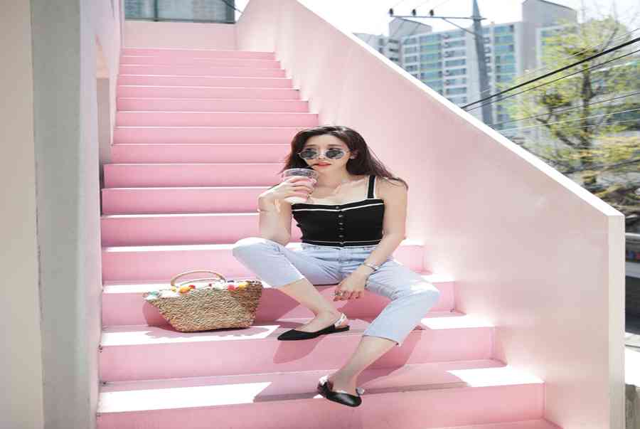 Top 10 kiểu mix đồ gợi cảm và trẻ trung cùng áo hai dây cho phái đẹp