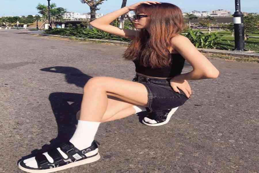 Gợi ý mix đồ với giày sandal cho những cô nàng cá tính