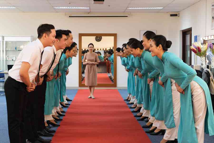 Chiếc áo dài đồng phục của tiếp viên Vietnam Airlines rất đơn giản nhưng phần tay áo lại có một ngăn bí mật để “giấu” vật dụng cần thiết trên mỗi chuyến bay