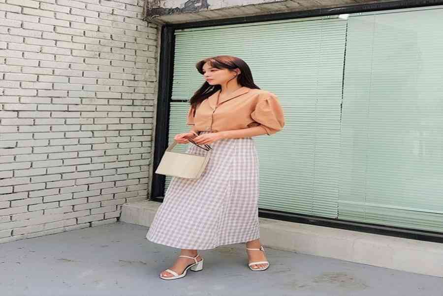 8 cách phối đồ với chân váy caro không bao giờ lỗi mốt