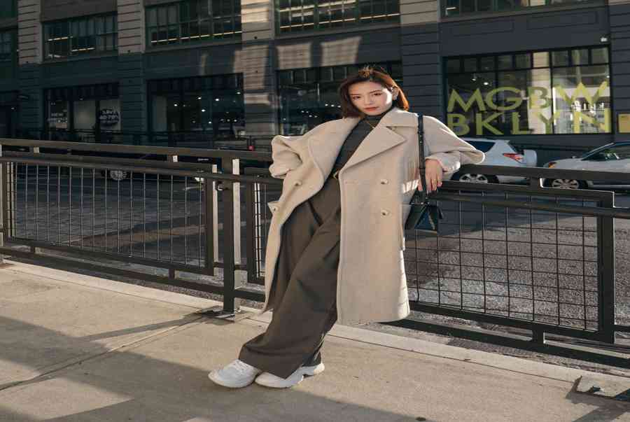 Diện áo khoác dáng dài hack chiều cao: 4 chiêu mix đồ nàng thấp bé cần thuộc lòng để không lo bị nuốt dáng