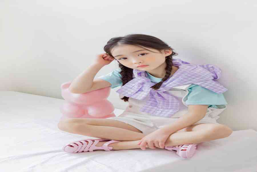 Phối áo trễ vai bé gái 13 tuổi và quần ống rộng