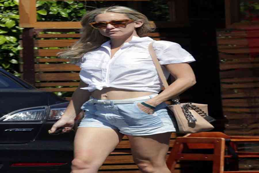 Cách phối đồ với quần short jean nữ cho ngày hè năng động – Thời Trang Việt