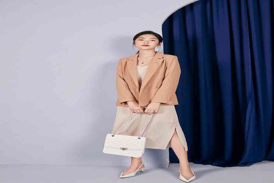 Đừng vội cất những chiếc váy 2 dây để phối đồ layer những ngày chớm thu