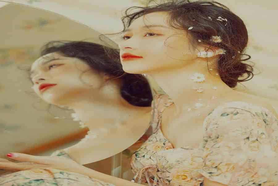 Vai ngang mặc gì đẹp? Bí quyết mặc đẹp cho nàng vai ngang, bắp tay to