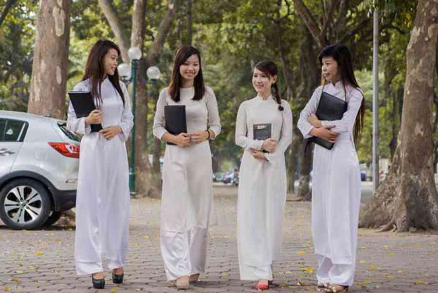 Mặc áo dài đi học mang túi xách gì để luôn xinh và duyên dáng