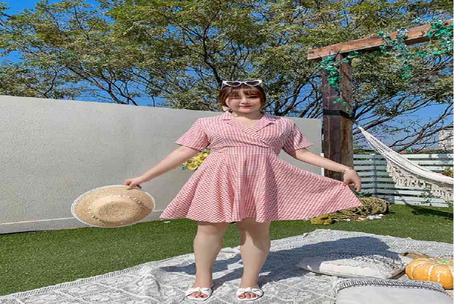 Đi biển mặc gì cho người béo? 10+ trang phục giấu dáng siêu đỉnh cho các nàng