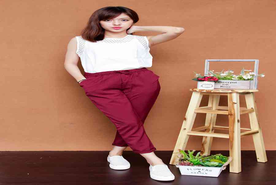 Bí quyết kết hợp quần màu đỏ đô với áo cực thời trang
