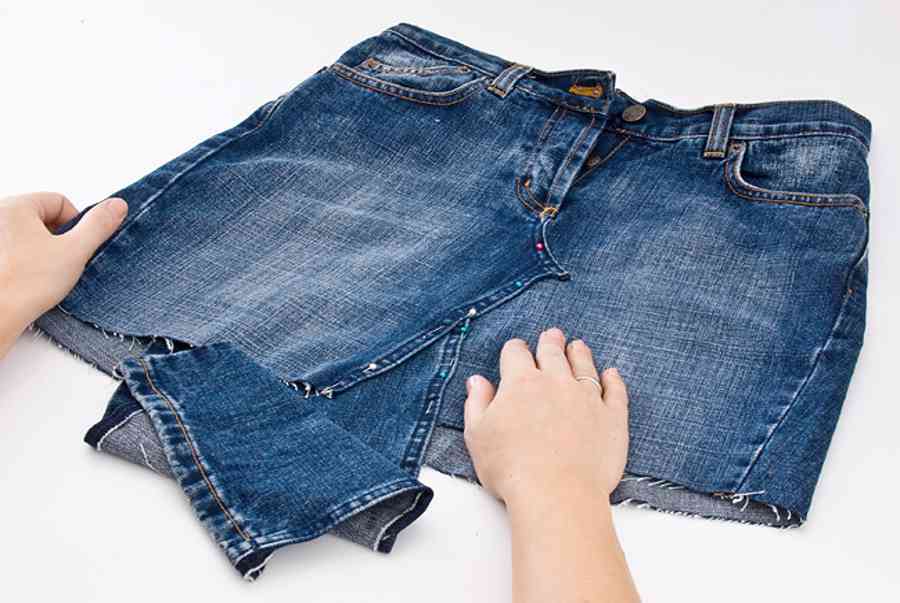 Bỏ túi cách tái chế quần jean cũ thành váy cực đơn giản