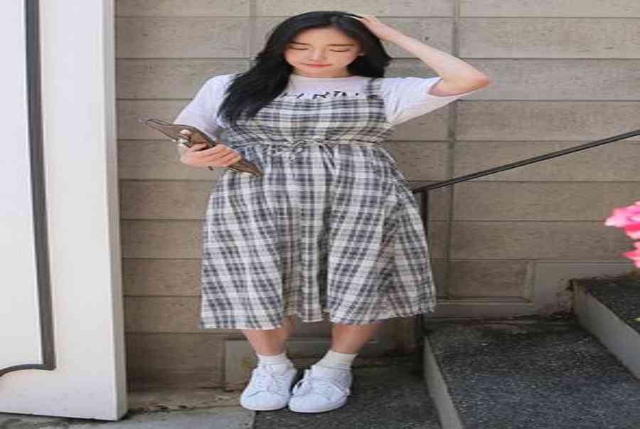 Đầm caro trắng đen phù hợp với các cô nàng như thế nào?