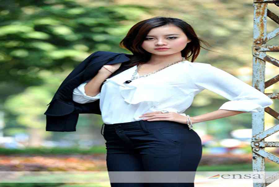 Chọn váy, áo cho cô nàng cổ gầy