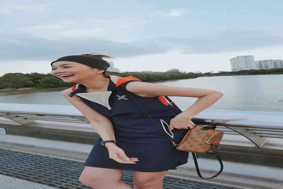 Siêu mẫu Thanh Hằng biến đồng cỏ thành sàn diễn thời trang