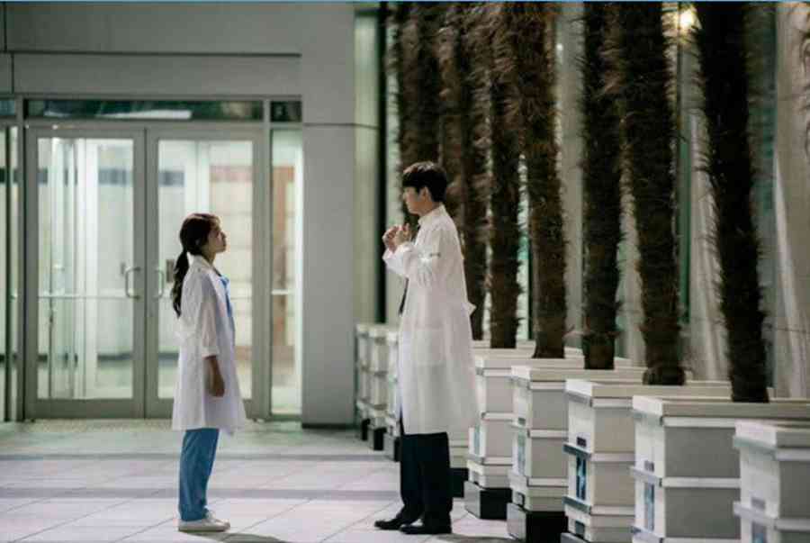 Giật mình các nam thần Hàn cao trên 1m9 đứng bên đồng nghiệp: Như người khổng lồ, Lee Kwang Soo chưa là gì với Rowoon