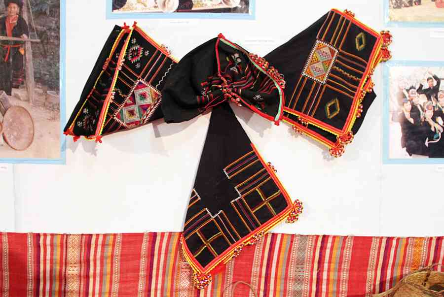 Khăn piêu của người Thái, chiếc khăn hái lượm