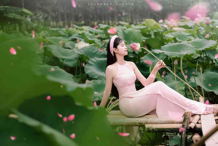 Thiếu nữ tuổi xuân thì khoe vóc dáng nuột nà bên hoa sen