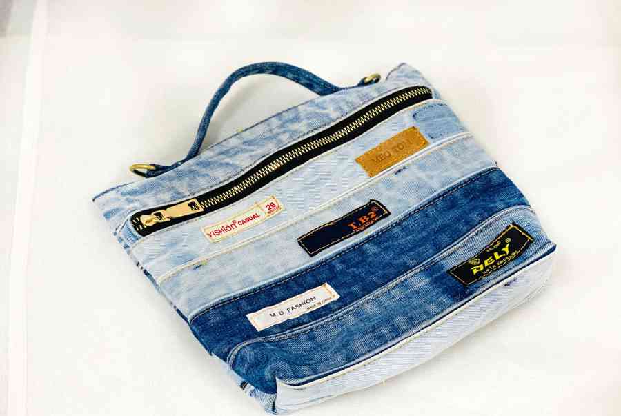 Thần kỳ với màn “ảo thuật” tái chế quần jean cũ thành túi xách, balo tiện dụng, đẹp mắt