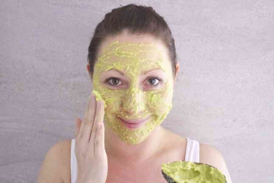 Làm mặt nạ bơ nghệ mật ong cho da trắng mịn như da em bé