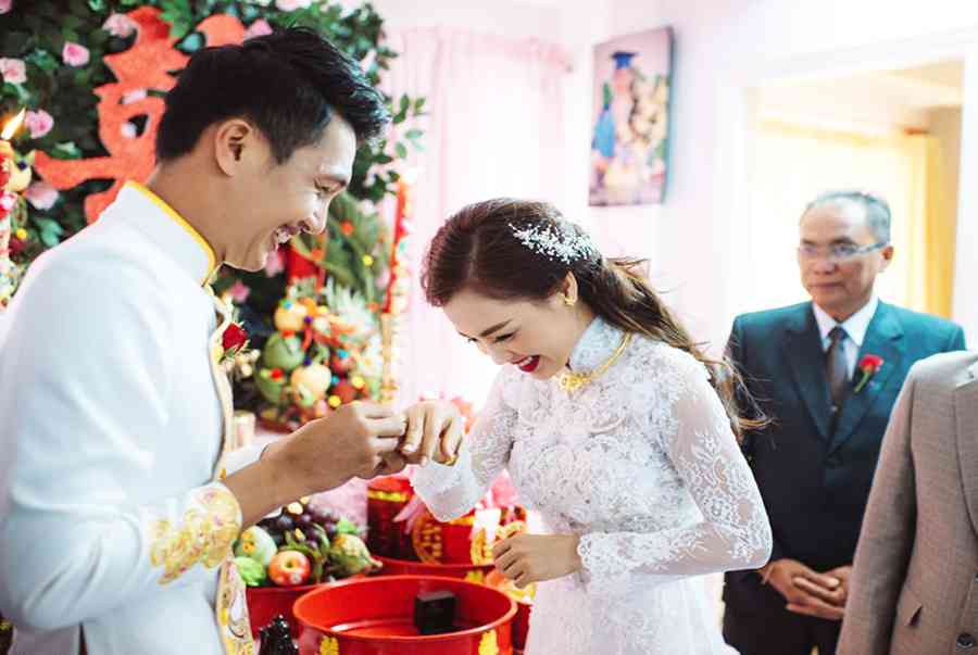 Hướng dẫn cô dâu chi tiết cách chọn trang phục và phụ kiện ngày cưới – Sen Vang Palace