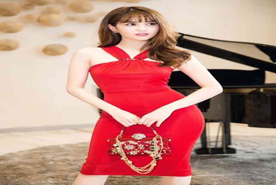 Chọn ngay những mẫu váy đầm dự tiệc Ngọc Trinh quyến rũ nhất